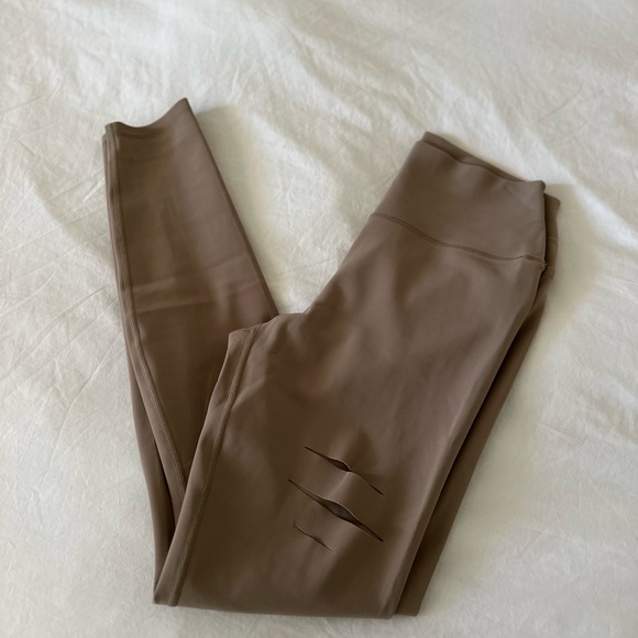 Alo Yoga Earrior ripped leggings NWOT - Picture 2 of 5